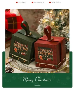 Dekorative rote und grüne Weihnachtsgeschenkboxen mit Ledergriffen in festlicher Umgebung