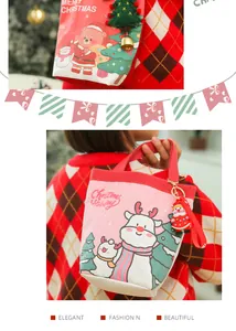 Dettaglio della borsa regalo di Natale in tela con stampa renna e ciondolo Babbo Natale