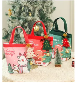 Dettaglio di sacchetti regalo di Natale in tela con personaggi dei cartoni e ciondoli