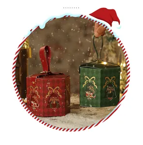 Detail von sechseckigen Weihnachts-Apfel-Geschenkboxen mit elegantem Gold-Aufdruck