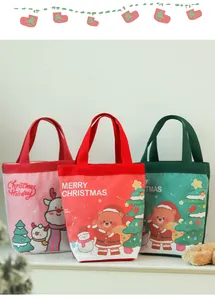 Tre festosi sacchetti regalo di Natale in tela in rosa, rosso e verde con stampe di cartoni