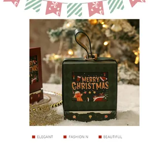 Grüne Weihnachtsgeschenkbox mit Ledergriff und festlichem 'Merry Christmas' Muster