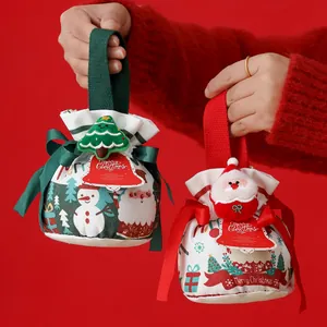 Sacchetti regalo di Natale festivi con coulisse e decorazioni di Babbo Natale in peluche.