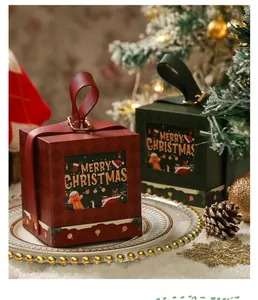 Nahaufnahme roter und grüner Weihnachtsgeschenkkartons mit hochwertigen Ledergriffen