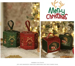 Detailansicht festlicher roter und grüner Weihnachts-Geschenkschachteln mit Griff