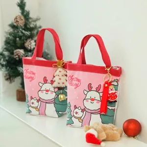 Sacchetti regalo di Natale festivi in tela rosa con graziose stampe di renne e ciondoli natalizi