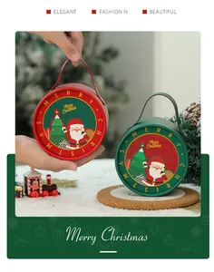 Detailansicht von roten und grünen runden Weihnachtsgeschenkboxen mit Weihnachtsmann.