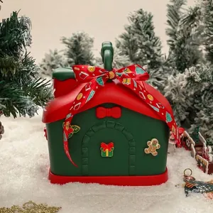 Festliche grün-rote Weihnachts-Geschenkbox in Hausform und Spardose mit roter Schleife