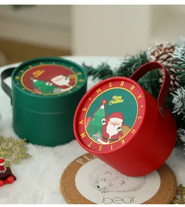 Detailansicht roter und grüner Weihnachtsgeschenkboxen mit Weihnachtsmann-Illustrationen