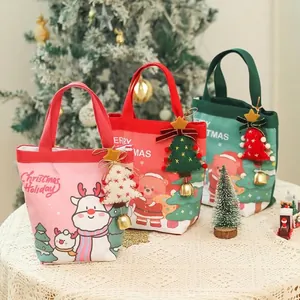 Sacchetti regalo di Natale in tela con motivi di renne e orsi su tovaglia di pizzo