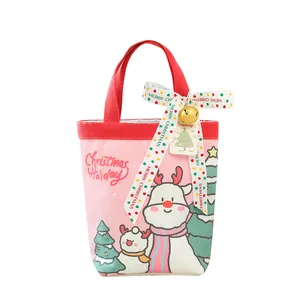 Sacchetto regalo di Natale in tela rosa con renna, pupazzo di neve e nastro.