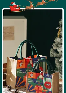 Dettaglio di sacchetti regalo di Natale in juta con motivi festivi di alberi e mele