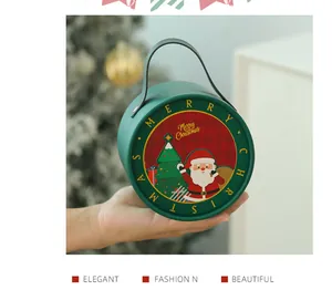 Nahaufnahme einer grünen runden Weihnachtsbox mit Weihnachtsmann- und Baum-Motiven