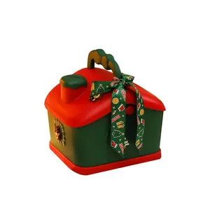 Festliche weihnachtliche Geschenkbox in Hausform und Spardose in Rot und Grün gestaltet