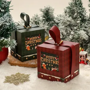 Festliche dunkelrote und grüne Weihnachtsgeschenkboxen mit Griffen und Weihnachtsdesign