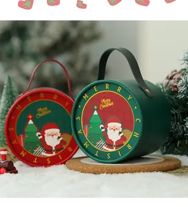 Zwei runde Weihnachtsgeschenkboxen mit Weihnachtsmann-Illustrationen auf weißem Schnee