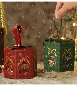 Detailansicht der roten und grünen hexagonalen Weihnachts-Geschenkboxen im Schnee