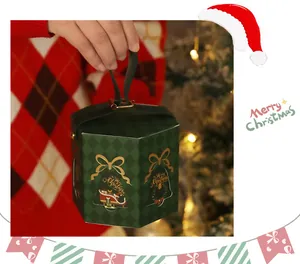 Detailansicht einer grünen hexagonalen Weihnachtsgeschenkbox mit goldenem Glockendesign