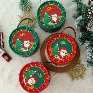 Set festlicher Weihnachts-Geschenkboxen mit Weihnachtsmann- und Baummustern auf weißem Schnee