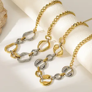 Gros plan de trois colliers punk bicolores avec des maillons métalliques de forme irrégulière