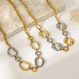 Gros plan détaillé des maillons de collier en métal bicolore or et argent style punk.