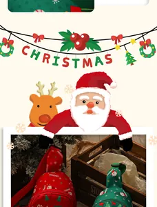 Primo piano di mini zaini natalizi rossi e verdi con motivi festivi in una cassa di legno
