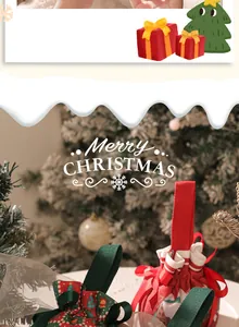 Primo piano dettagliato di festosi sacchetti regalo di Natale in tela rossi e verdi