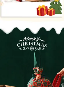 Détails d'un sac cadeau de Noël festif en toile avec un petit ornement de renne