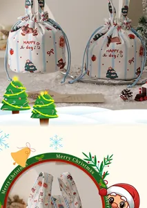 Detail van een feestelijke kerstcadeauzakje van canvas met trekkoord en hondenpatroon