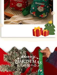 Vista dettagliata di un mini zaino verde a tema Babbo Natale tenuto in mano per regali