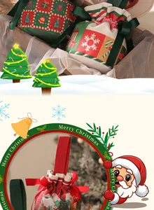 Dettaglio del sacchetto regalo di Natale in tela con coulisse rossa e motivi festivi