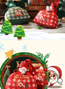 Gros plan d'un sac cadeau de Noël festif en toile avec un petit décor de Père Noël
