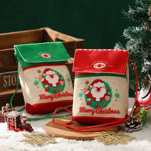Festliche rote und grüne Weihnachtstüten aus Samt mit Weihnachtsmann-Motiv