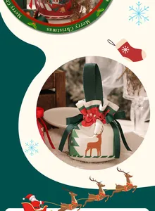 Dettaglio di un sacchetto regalo di Natale in tela con una stampa di renne e fiocco.
