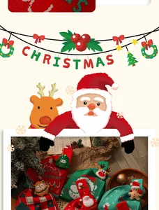 Vista detallada de bolsas de regalo de Navidad con adorables personajes de peluche 3D.