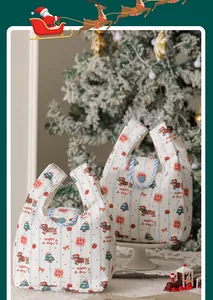 Twee canvas kerstcadeautassen met teckelmotieven voor een besneeuwde kerstboom