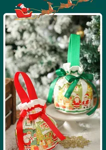 Detailansicht festlicher Weihnachtsbeutel mit Kordelzug und Weihnachtsmann-Motiven