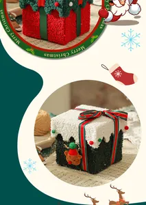 Detail van pluche kerstcadeaudozen met feestelijke linten en een rendierbedeltje