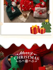 Primer plano de bolsas de regalo de Navidad de punto con motivos de Papá Noel