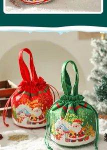 Rote und grüne Weihnachtsgeschenktüten mit Kordelzug und festlichen Weihnachtsmann-Prints