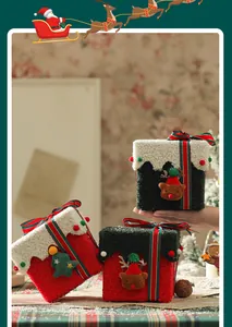 Luxe pluche kerstcadeaudozen met schattige rendier- en boomversieringen.