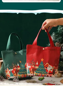 Vue détaillée de sacs cadeaux de Noël à main en toile avec motifs de renne festifs