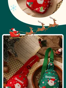 Primo piano di zaini natalizi festivi per bambini con grafiche di Babbo Natale colorati