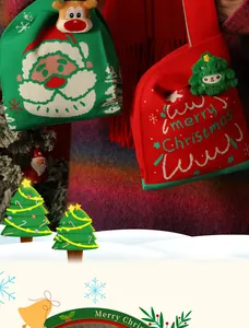 Vista detallada de bolsas de regalo de Navidad tejidas con Papá Noel y motivos festivos.