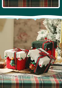 Close-up van pluche kerstcadeauverpakkingen met feestelijke linten en bedeltjes.