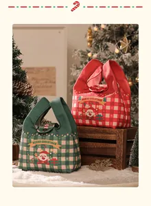 Borse regalo di Natale in tela rosse e verdi con simpatici motivi di Babbo Natale