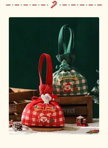 Détail de sacs cadeaux de Noël festifs en toile avec des accents de peluche.