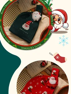Vista detallada de bolsas de regalo de Navidad tejidas en verde oscuro y rojo con Papá Noel