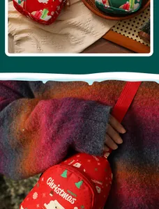 Vista dettagliata di un mini zaino natalizio rosso con stampe festive di Babbo Natale