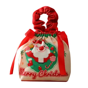 Weihnachtliche Geschenktüte aus Samt mit Weihnachtsmann-Druck und rotem Kordelzug